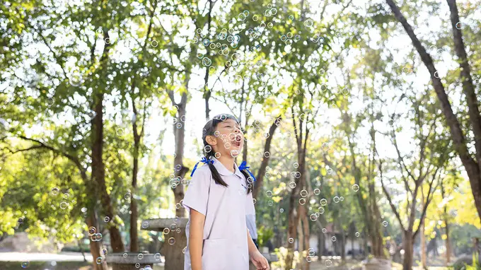 送孩子出国读小学 中产父母辞职卖房当蓝领