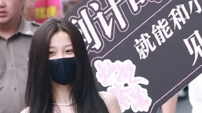 虞书欣怀抱蚌精玩偶上班 笑容甜美可爱俏皮