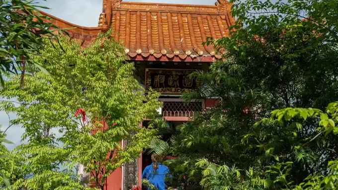 巫溪有座藏在云端的寺庙，建在1200米的悬崖上号称“小武当”，曾是川东三大古刹之一