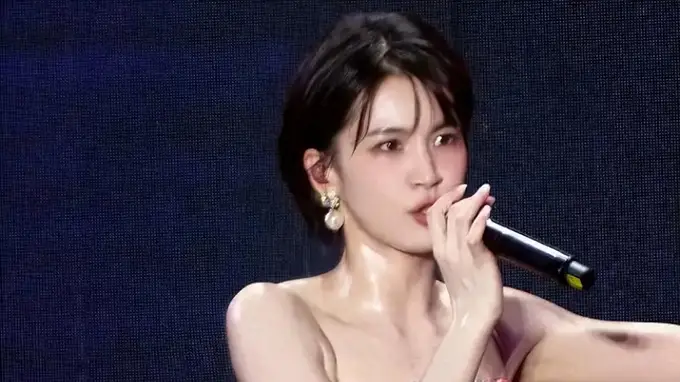 41岁女星广州演出热成水光肌，穿吊带裙全身湿透：流了一公斤的汗