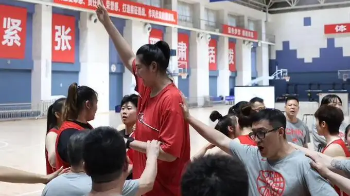 中国女篮结束热身赛回国继续备战 邓雨婷归队14人在训
