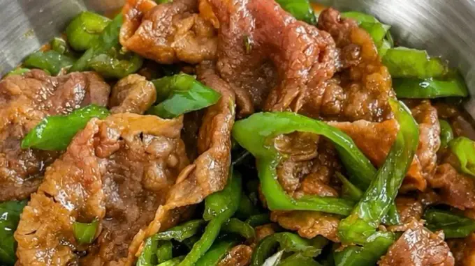 快手青椒炒肥牛：10分钟拌饭香绝神器