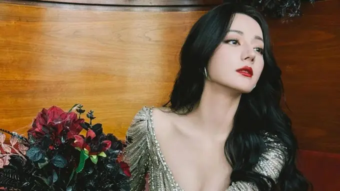 迪丽热巴天蓝礼服展现轻熟美身材