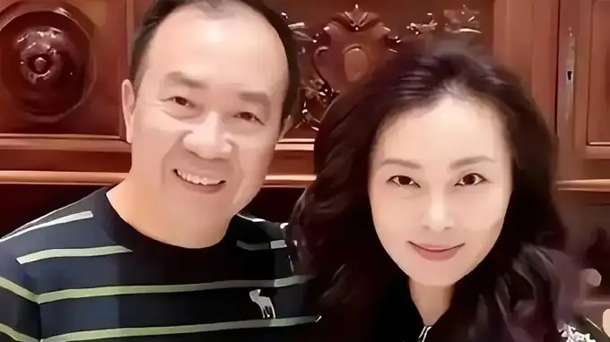袁茵58岁近况:退圈后与戴志诚市井相伴,视继女如己出婚姻安稳