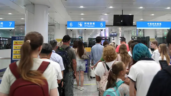 暑运大连空港口岸入境客流激增 免签政策释放红利边检多措保障高效通关