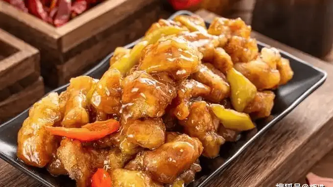 肉段烧茄子，外酥里嫩的东北饭馆招牌下饭菜