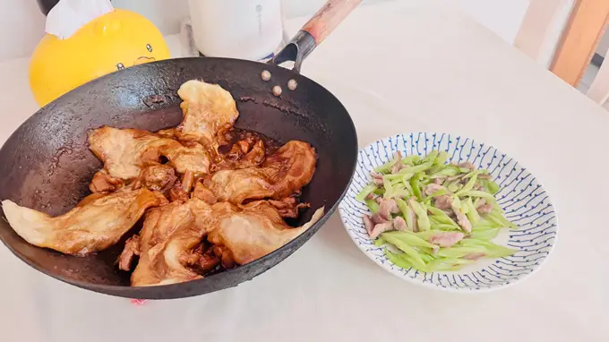 孩子要吃地锅鸡 我炒芹菜满足她愿望
