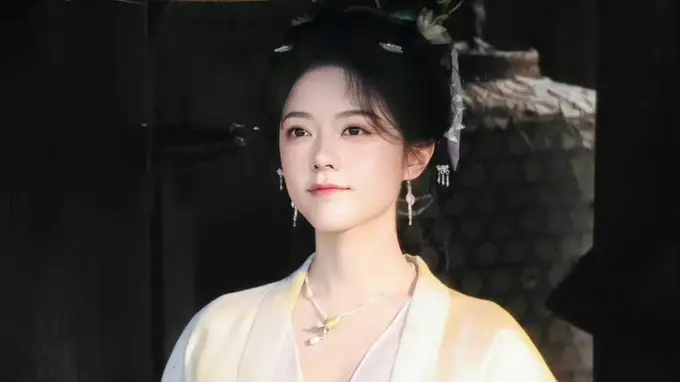 赵今麦《一念江南》花絮上线 鹅黄襦裙配油纸伞尽显灵动优雅
