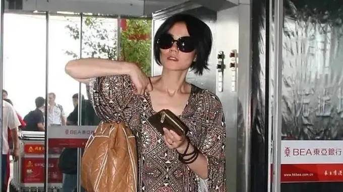 王菲日常私服大公开 三套造型随性自在不似明星