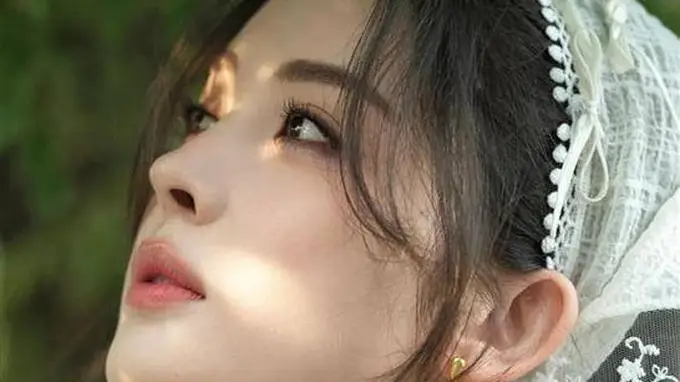 娜扎芭乐味夏日穿搭解锁复古田园风 蕾丝牛仔红拖引爆讨论