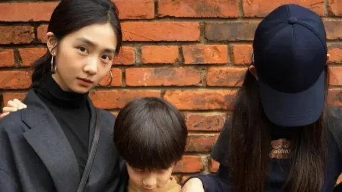 黄多多携姐弟三人同框出镜 12岁妹妹抢镜尽显气场