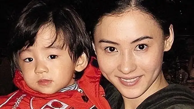 8月3日：谢婷婷首度发声 谢家全员力挺张柏芝 真相曝光打破网络流言