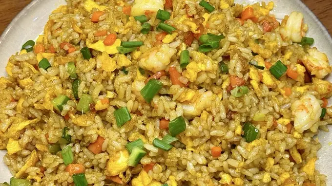 家常咖喱虾仁炒饭这样炒，米饭颗颗裹满酱汁，虾仁Q弹一口超满足