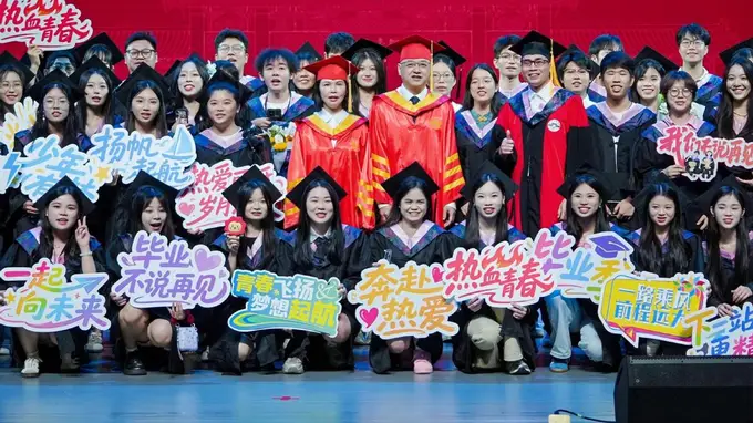 琼台师范学院以穿越百年的“最后一课”送别3110名毕业生