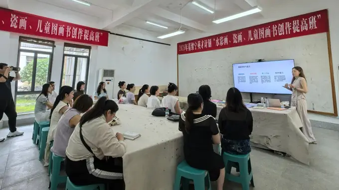 传统瓷画邂逅AI设计 咸宁2026年董继宁英才计划为中小学美育教师“充电”