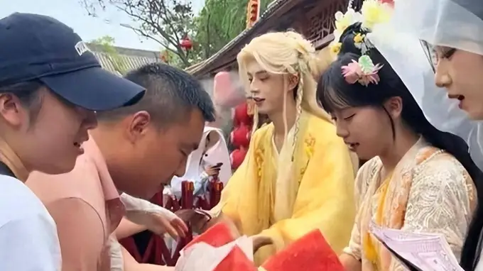 景区买滞销瓜免费送：副总穿古装切瓜，一块西瓜竟火到国外！