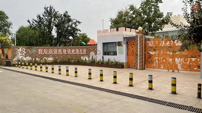 山东淄博一幼师在监控下“指导”幼儿打同学；家长：孩子腿上多处淤青