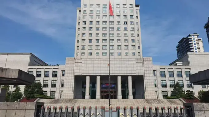 “花坛埋尸案”今日开庭：被告陈某芬当庭翻供，其前夫杨某根认罪不上诉