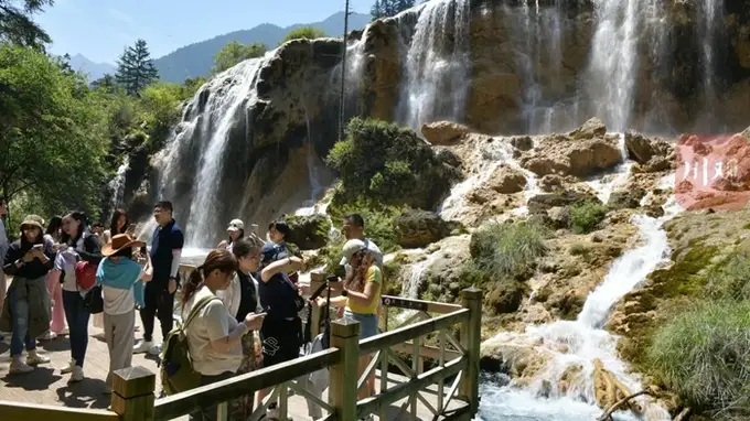 避暑游升温 九寨沟开启暑期旅游旺季模式