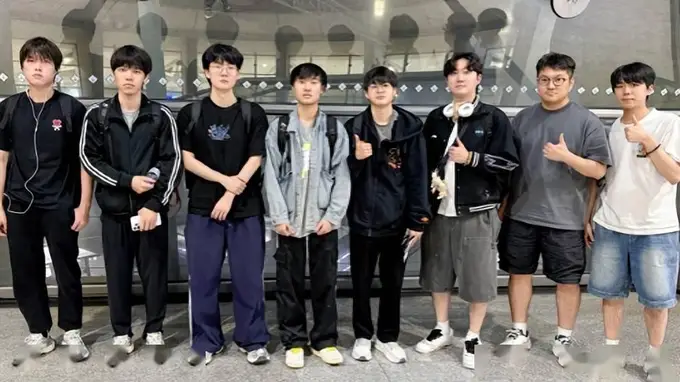 BLG落地巴黎合影，全员神态疲惫不堪，魔鬼赛程让Bin都没了锐气