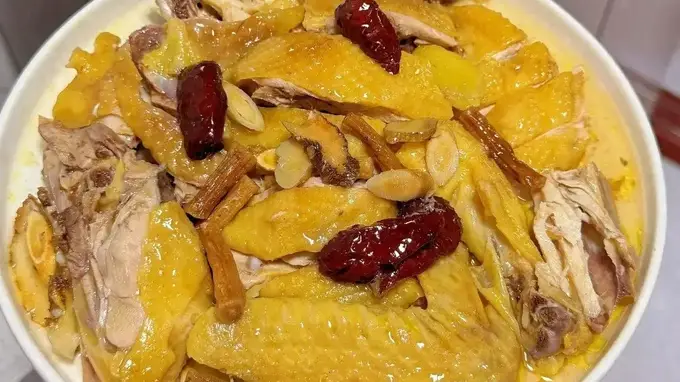 广东本地人说这是蒸鸡最好吃的做法,皮滑肉嫩超多汁