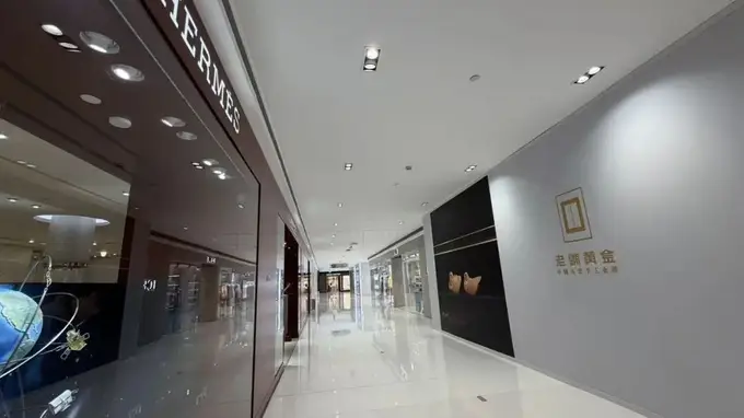 国际金价剧烈回调，老铺黄金门店外排队盛况不再，股价暴跌65%，“东方硬奢梦”还能继续吗