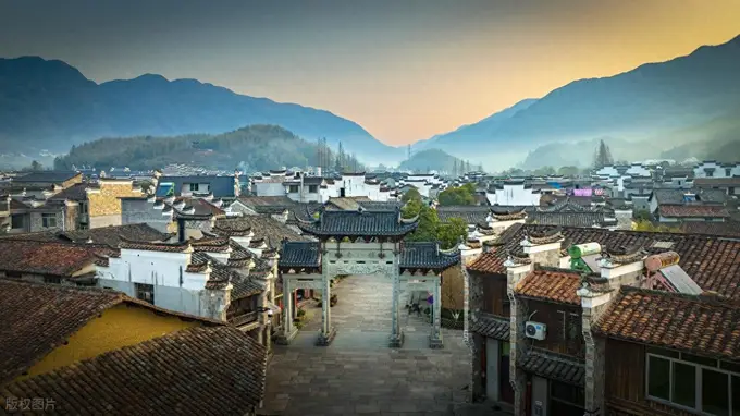 江山市秘境之旅：江郎山世界遗产与廿八都古镇的千年回响