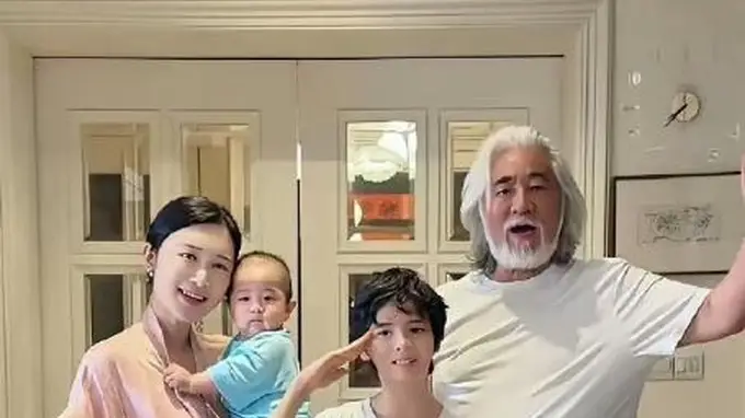 佩服杜星霖，已经43岁的高龄，还有再拼第五胎的勇气。每个人的生育选择都基于自身家庭条件与考量，尊重其个人选择即可，不过高龄生育要承担不小的身体风险。真佩服杜星霖，孩子多啦就是保险箱，我能生，他能养，以后要是万一或者一万了都有保障。人家有钱自然养得起，像我们普通人就还是不要凑热闹...