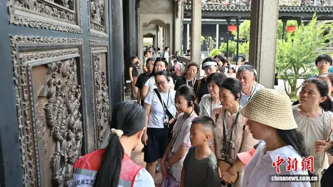 广州陈家祠：岭南建筑艺术明珠暑期游人如织
