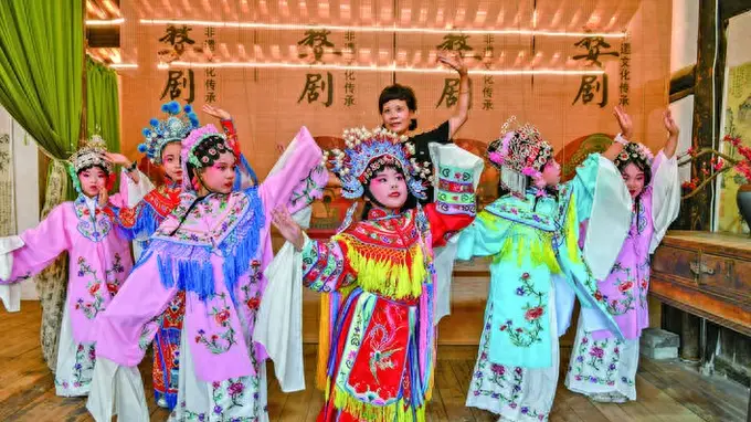 小戏迷沉浸式体验婺剧研学活动