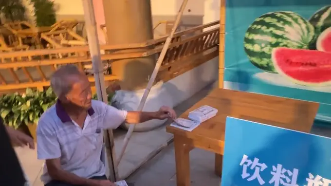 景区帮七旬老人收空瓶获赞，回应：老人不是npc，“银票”换空瓶活动时间不固定