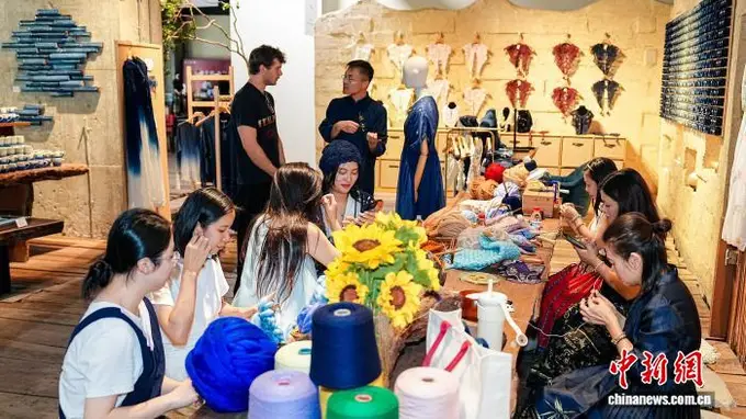 广州首个马面裙非遗艺术馆启幕 千件藏品亮相打造活态非遗体验空间