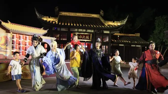 成都五凤溪古镇龙吟天城夏夜来袭 侠客仕女NPC沉浸式互动引游人