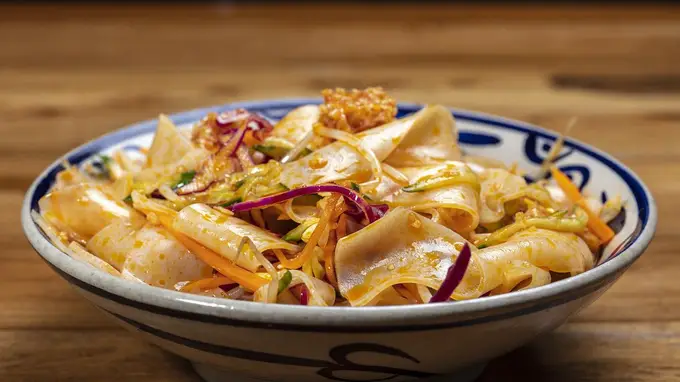 凉皮开始离谱了!以前8块一份夏天标配,现在28块叫“轻食”,陕西人直呼看不懂