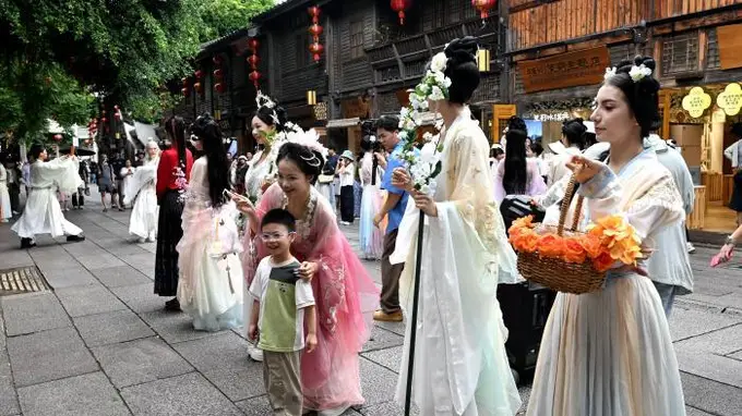福州三坊七巷花神巡游展演，7月25日古厝街巷好戏连台