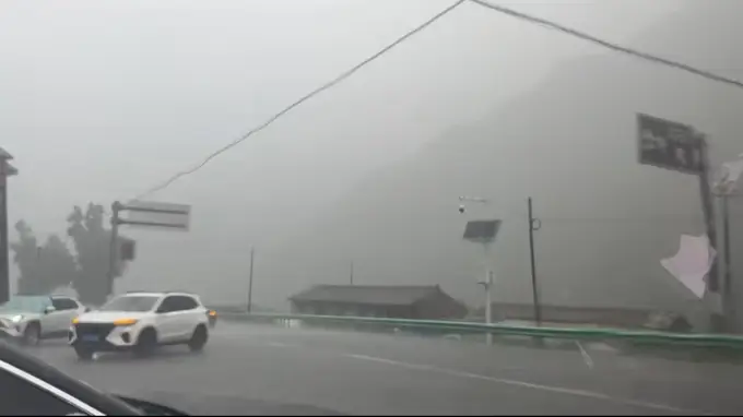 一家三口露营遇山洪 人从车天窗爬出获救