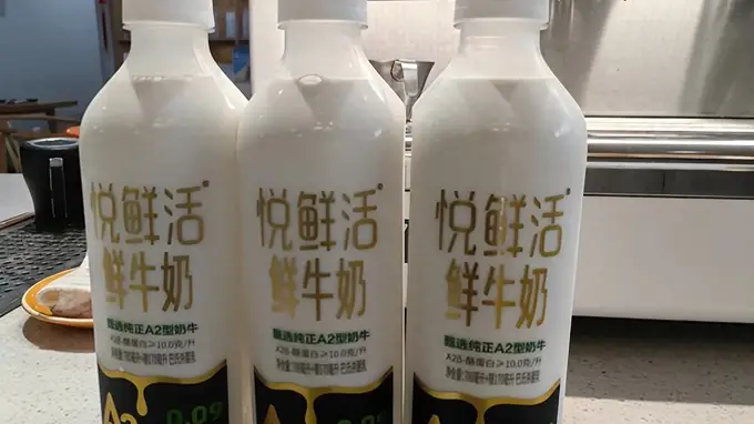 满街奶茶店狂摆悦鲜活空瓶，看似用料实在，实则全是生意套路？