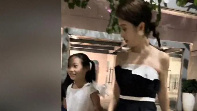 上海当家花旦何卿,与前国脚杜威分手后,如今和10岁女儿处成朋友