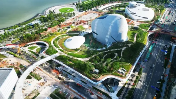 深圳湾文化广场“大耳机”地标 雨后打卡暴露外立面污渍积水问题引热议