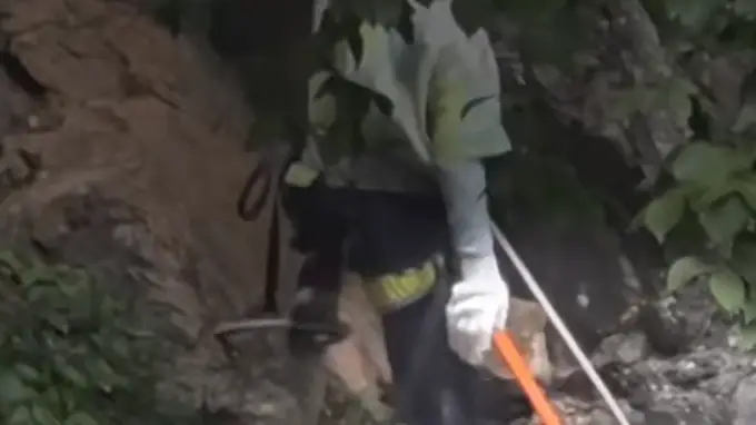 南江大峡谷飞拉达频传安全隐患？10岁孩童攀爬遇险获游客救险，景区称正常营业无年龄限制有教练