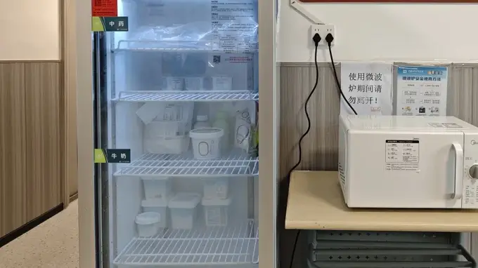 高校公寓便民配置上新啦：统一安装公共冰箱，特殊药品与合规食品可存