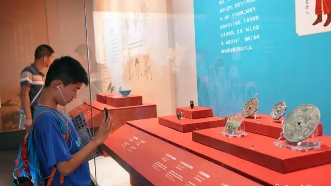 “月是故乡明——杜甫与秦州主题文物展”亮相成都 吸引众多观众观展