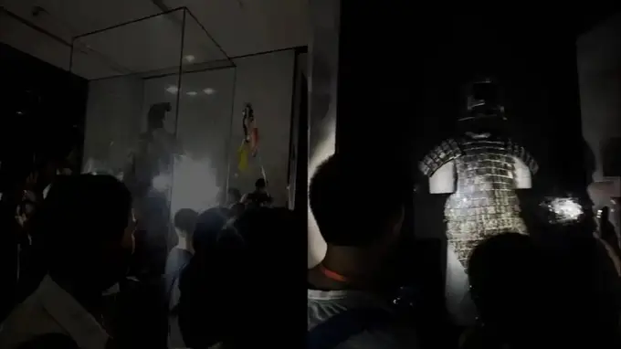 秦始皇兵马俑博物馆突发停电 游客凭手机照明摸黑观展