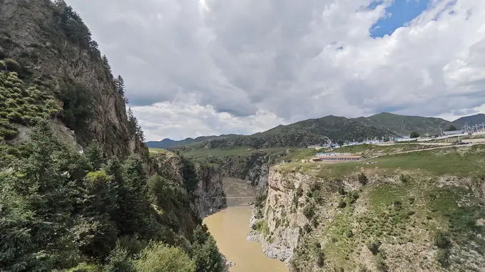 宁木特黄河大峡谷：高原川峡相映 生态文旅新地标