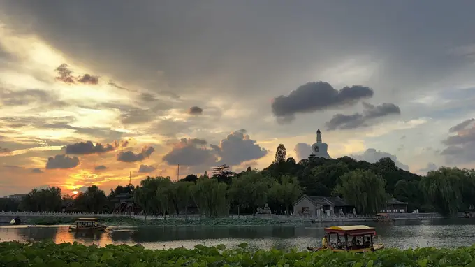 北京市属公园游船运营延时 沉浸式赏雨后晚霞好时机