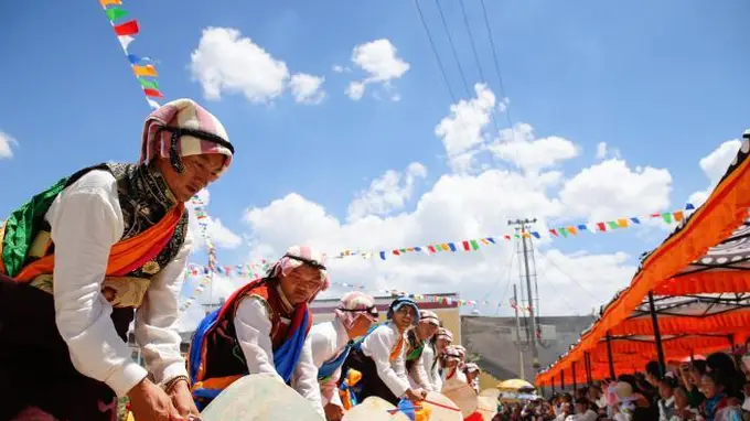 热贡六月会迎盛夏高峰 中外游客共赴高原千年民俗狂欢