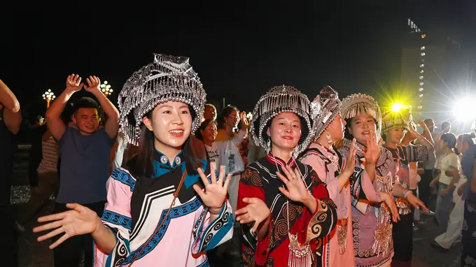 2024火把节燃动滇黔 各族群众围篝火欢歌夜
