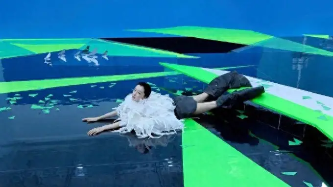 周冬雨第四次上 ELLE 金九，造型师终于不让她 "仙" 了