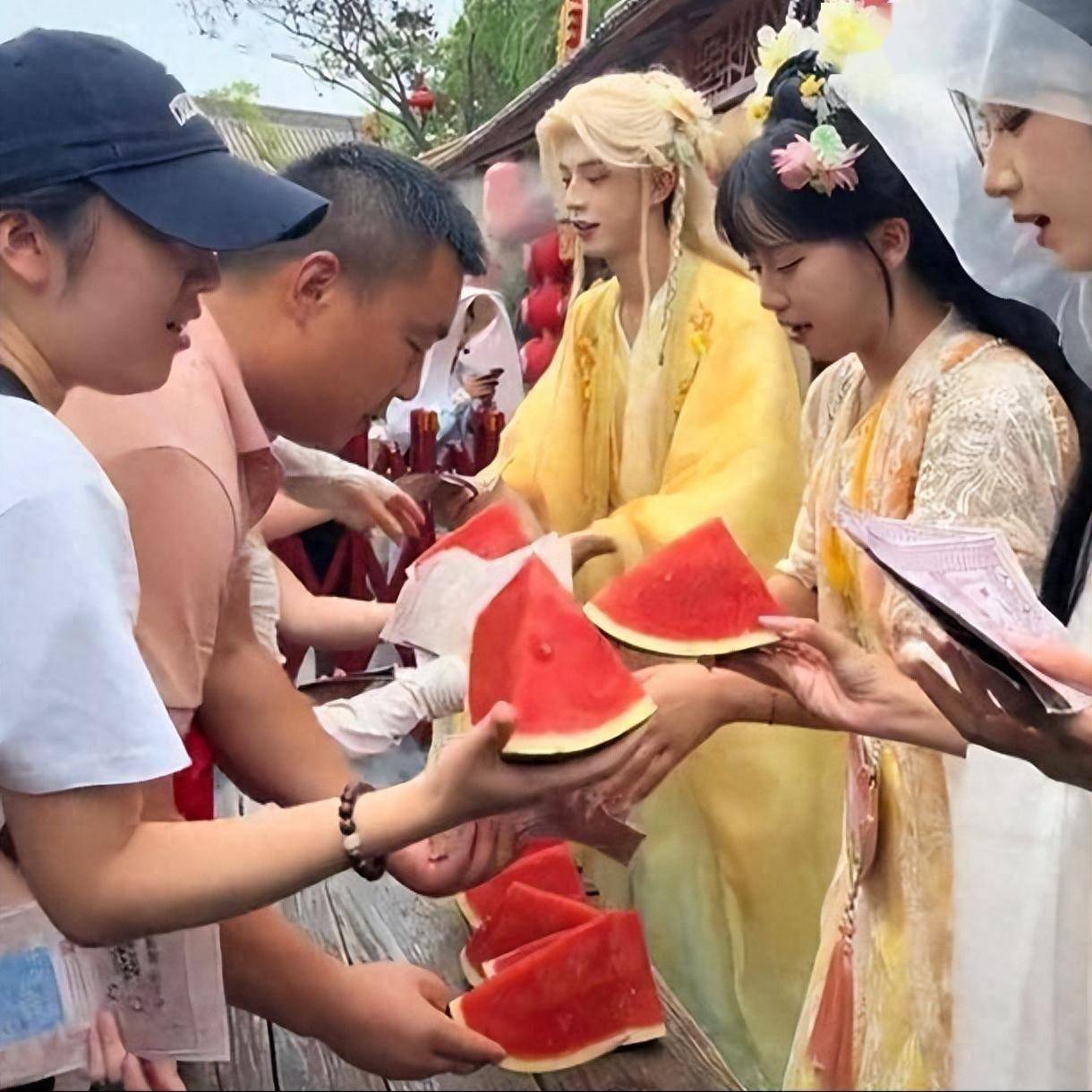 景区买滞销瓜免费送：副总穿古装切瓜，一块西瓜竟火到国外！