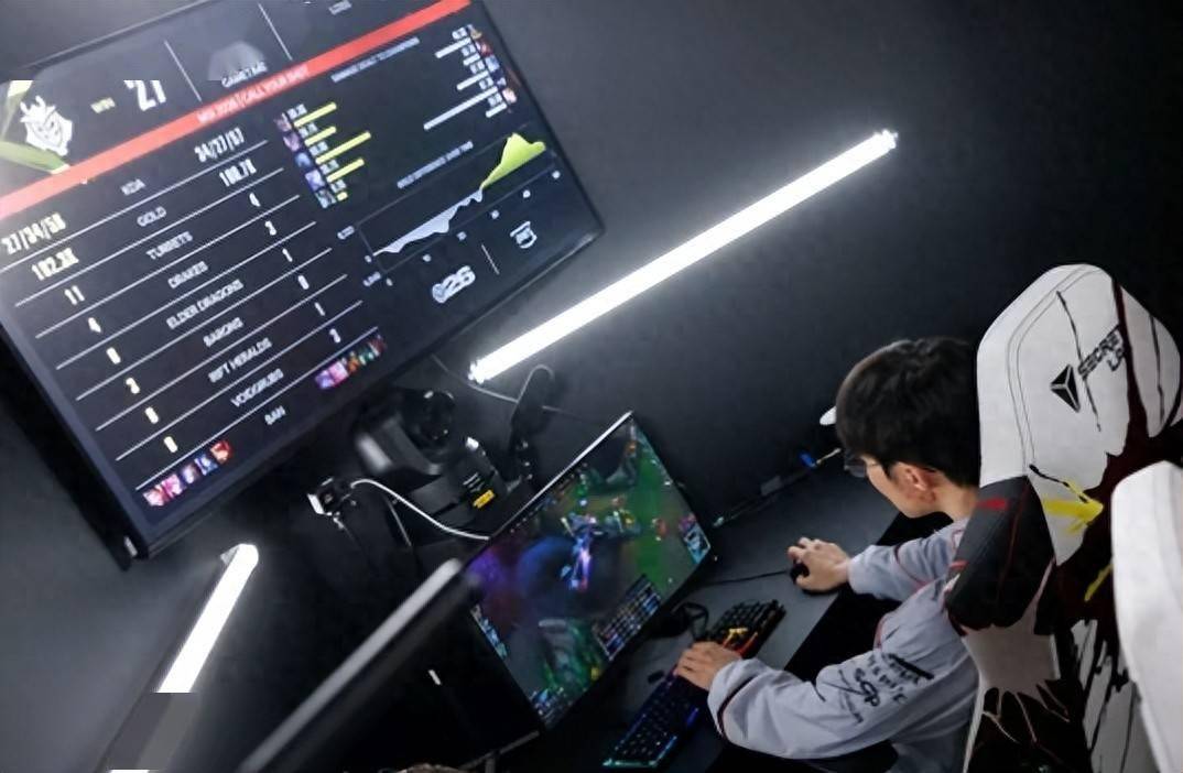 T1被淘汰后，Faker光速回休息室独自复盘，G2的AD和漂亮女友庆祝